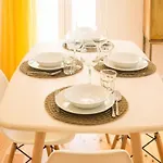 Stunning 2 Bed Apt Sleeps 6, nr Av Almirante Reis