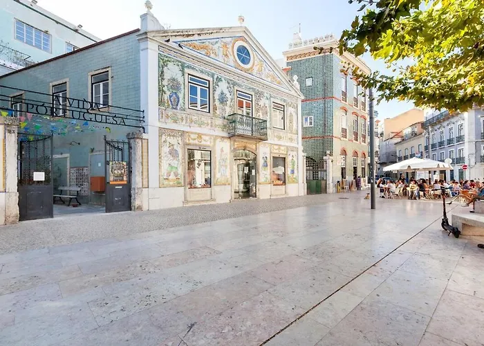 Stunning 2 Bed Apt Sleeps 6, nr Av Almirante Reis